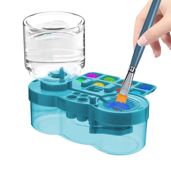 Une main utilise un pinceau bleu pour nettoyer un pot en verre transparent d'eau et un nettoyant pour pinceaux automatique.