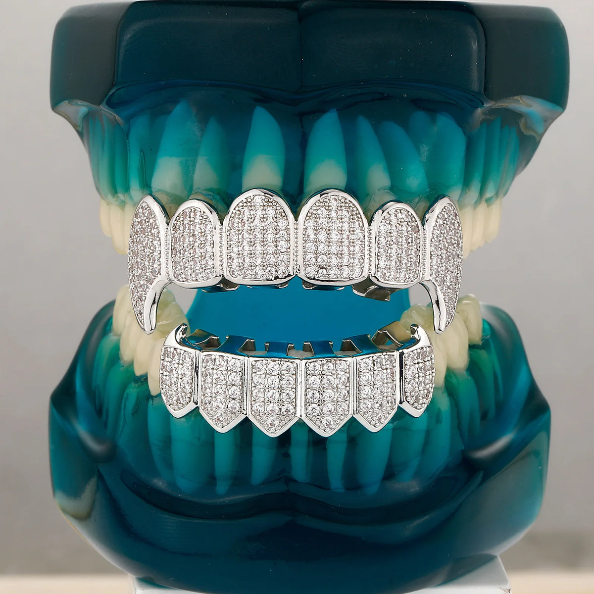 مجموعة أسنان ذهبية صلبة (Grillz)