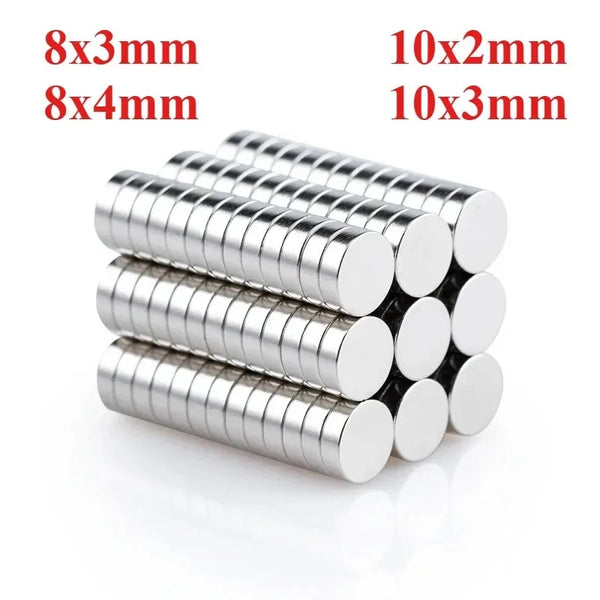 Eine Sammlung silberner magnetischer Aufkleber in verschiedenen Größen, darunter 8x3mm, 8x4mm, 10x2mm und 10x3mm.