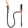 Orange und schwarz, tragbare elektrische Kraftstoffpumpe für Flüssigkeiten mit flexibem Schlauch.