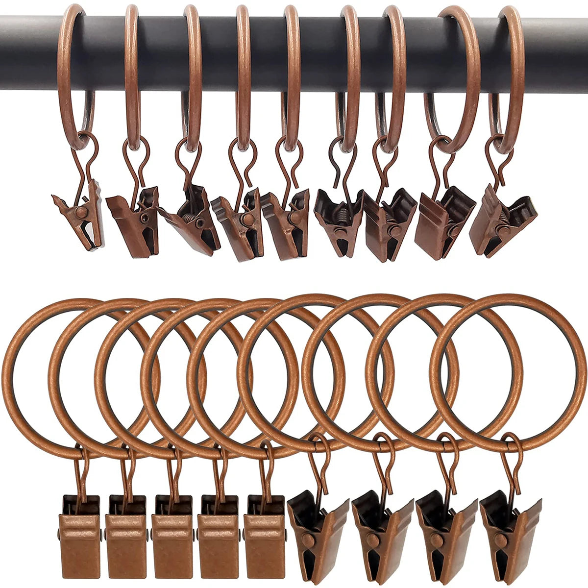 Un juego de anillos y clips metálicos de color cobre para cortinas, dispuestos en fila horizontal.
