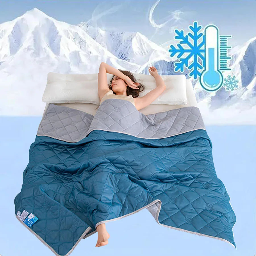 Blaue gesteppte Decke auf dem Bett mit Thermometer und Schneeflocken im Hintergrund.