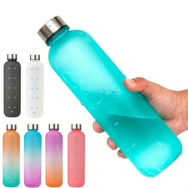 Klare Plastik-Sportflasche mit leuchtend türkiser Flüssigkeit und Farbverlauf.
