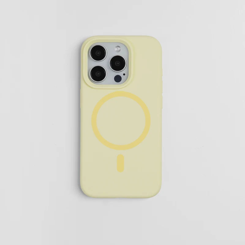 Coque en silicone liquide jaune pâle compatible MagSafe avec un design de loupe circulaire à l'arrière.