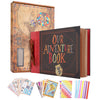 Handgemaltes Kraft-Scrapbook-Album mit dunklem Einband und verschiedenen Papier-Inserts und Aufklebern.
