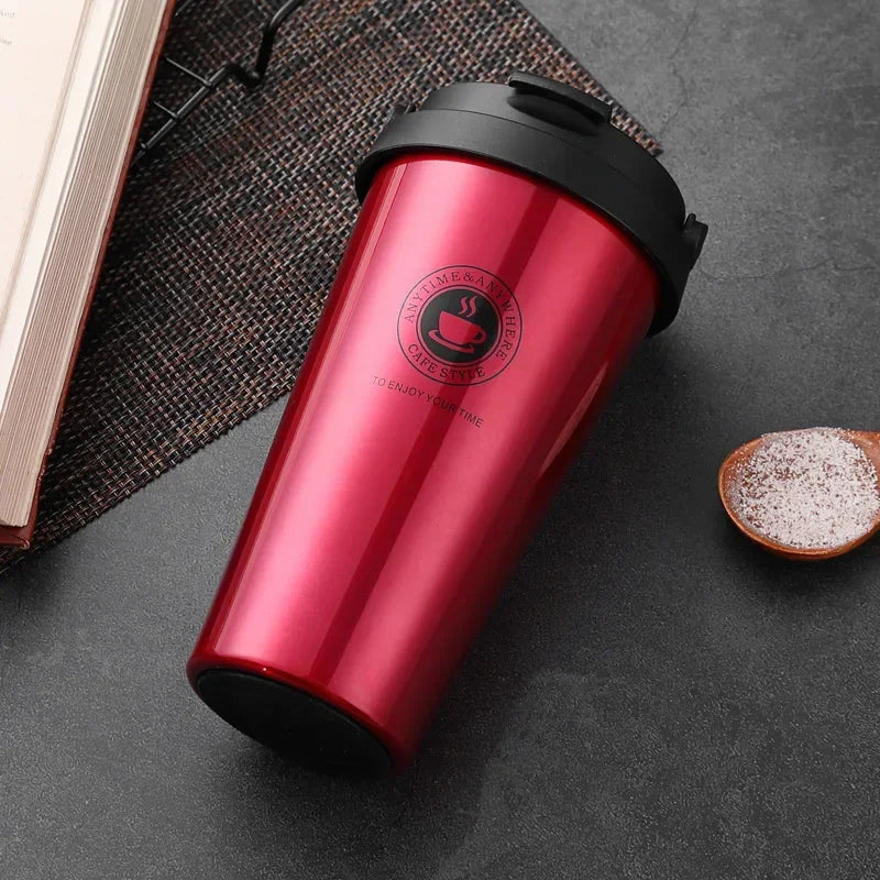 Glänzende pinke isolierte Reise-Kaffeetasse auf dunkler Oberfläche neben Buch und Salz.
