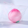 Un jouet anti-stress rose et moelleux est visible dans un sac en plastique transparent.