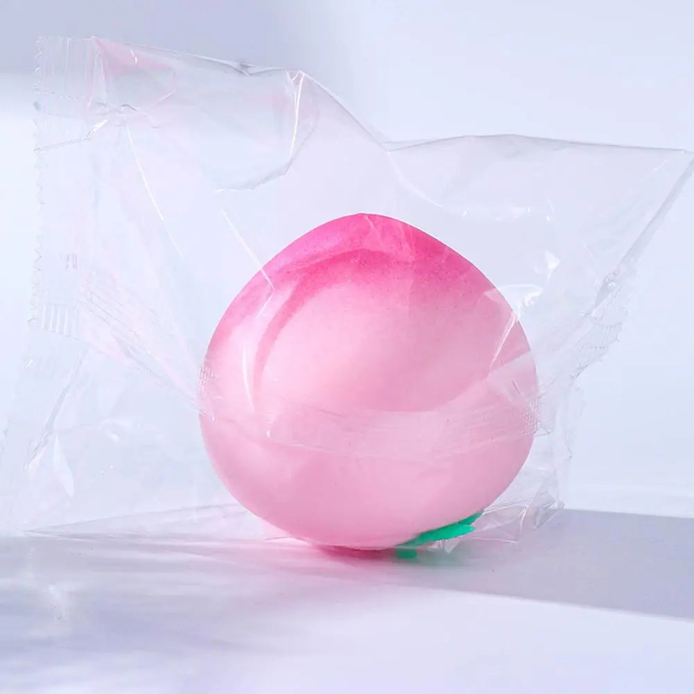 Un jouet anti-stress rose et moelleux est visible dans un sac en plastique transparent.