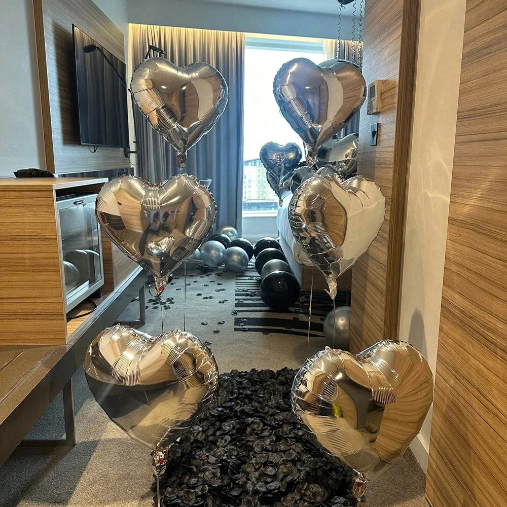 Ein Set silberner und goldener herzförmiger Ballons in einer modernen Einrichtung.