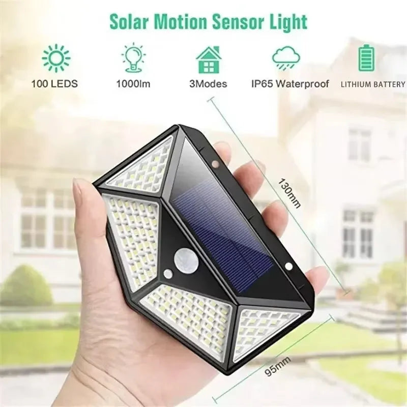 Eine Hand hält einen Solarmotionssensor-Licht mit 100 LEDs, IP65-Wetterschutz und Lithiumbatterie.