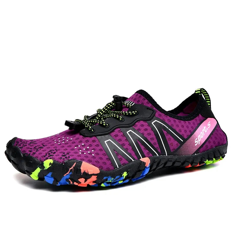 Zapato de agua rápido morado y negro con suela de drenaje, visto de perfil.
