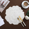 Weiß vergoldete Pfingstrosen-Platzsets mit goldener Besteck und Tasse auf einem braunen Tisch
