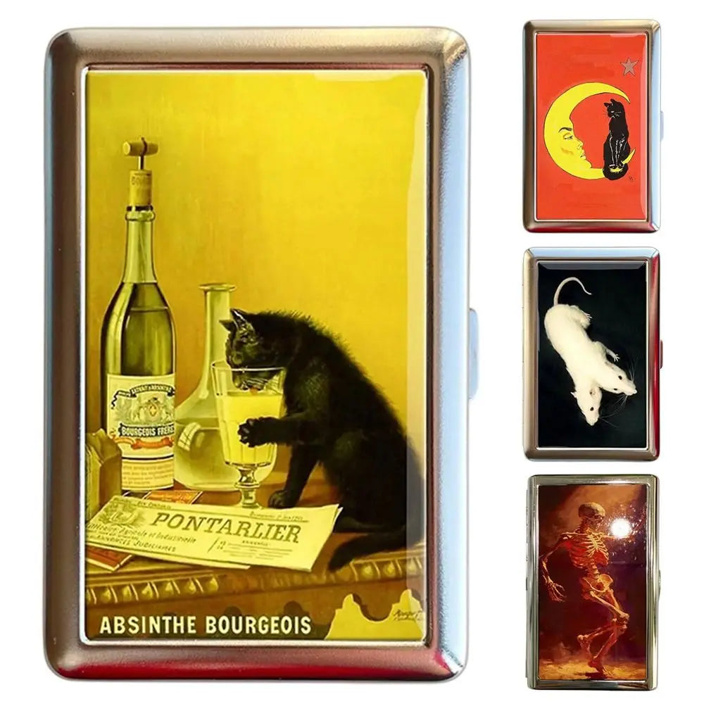 Estuche de tarjeta metálico vintage con un retrato de un gato negro y una botella de absenta.