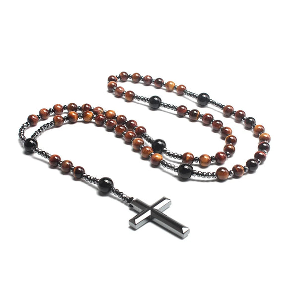 Collier avec des perles de pierre œil de tigre et un pendentif en croix argenté.