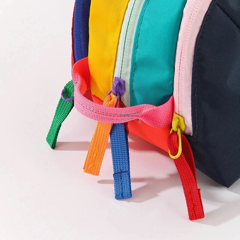 Buntes, leichtes Reise-Toilettenetui mit verschiedenen Stofffarben wie Gelb, Grün, Pink und Blau.