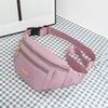 Rosa Damen-Sport-Fanny-Pack mit Reißverschluss und Trageriem lying auf kariertem Untergrund.