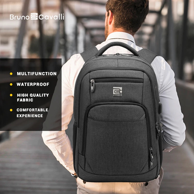 Un homme portant une chemise blanche, vu de dos, portant un sac à dos pour ordinateur portable de voyage gris foncé.