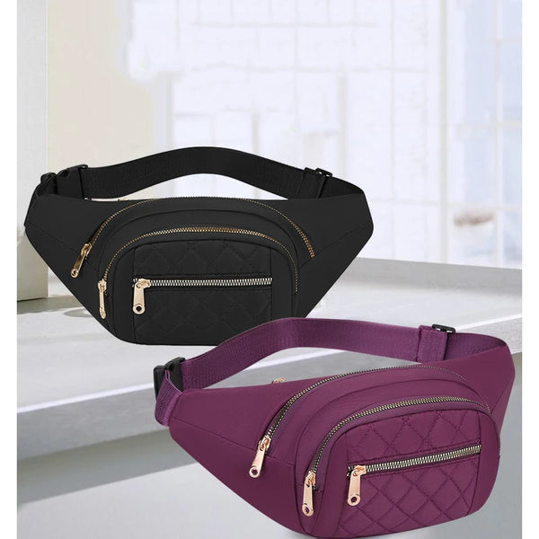 Un modèle de poche banane en nylon compact, noir et violet, est exposé sur une surface claire.