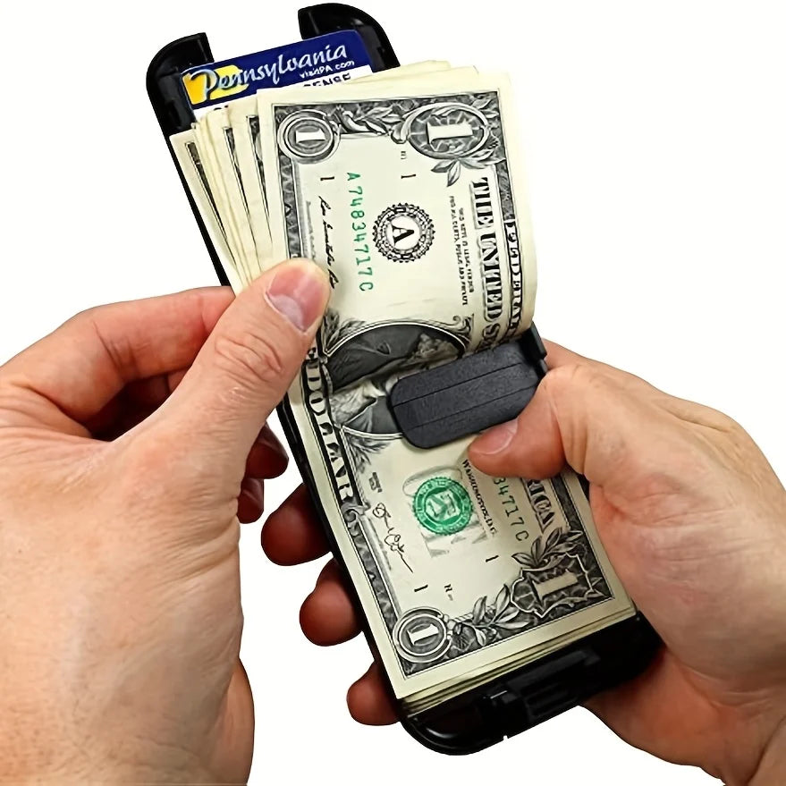 Eine Hand hält eine schwarze, minimalistische Anti-RFID-Kreditkarten-Geldbörse mit mehreren US-Dollar-Banknoten darin.