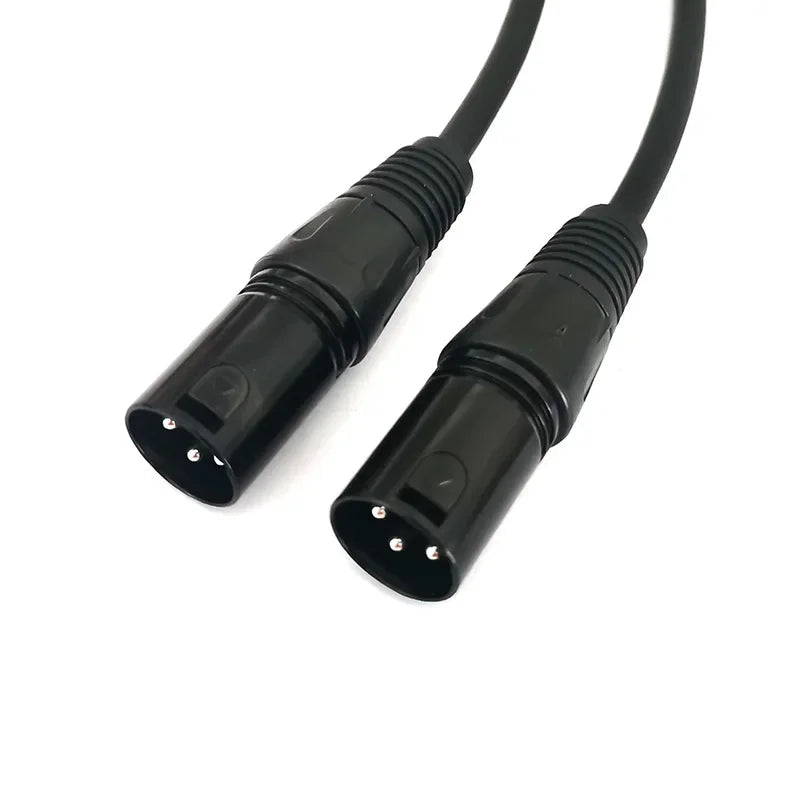 Cable de audio profesional negro de 3 pines XLR con conectores.