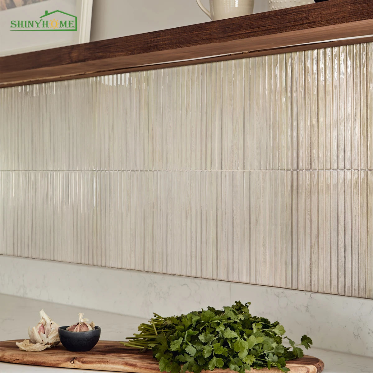 Primer plano de azulejos adhesivos de veta de madera instalados en una pared de cocina.