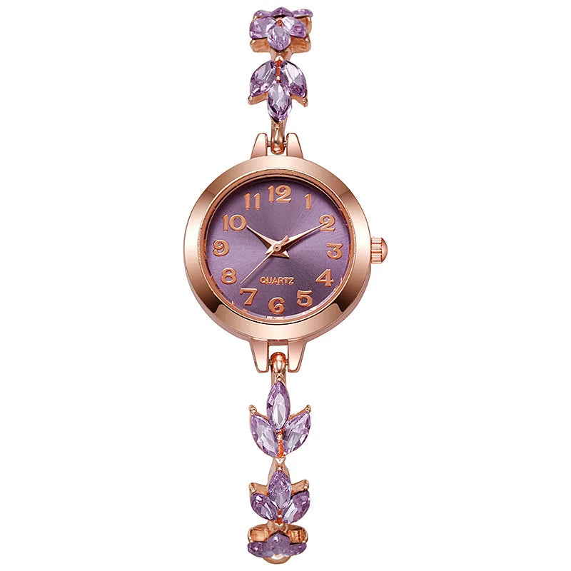 Roségold-Uhr mit lila Zifferblatt und Edelsteinakzenten an Krone und Armband.