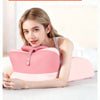 Un oreiller multifonction rose est utilisé par une femme sur un lit blanc.