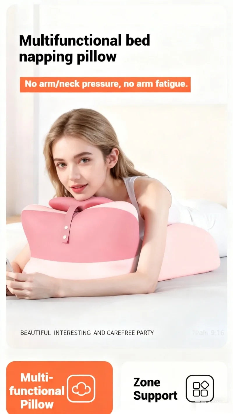 Un oreiller multifonction rose est utilisé par une femme sur un lit blanc.