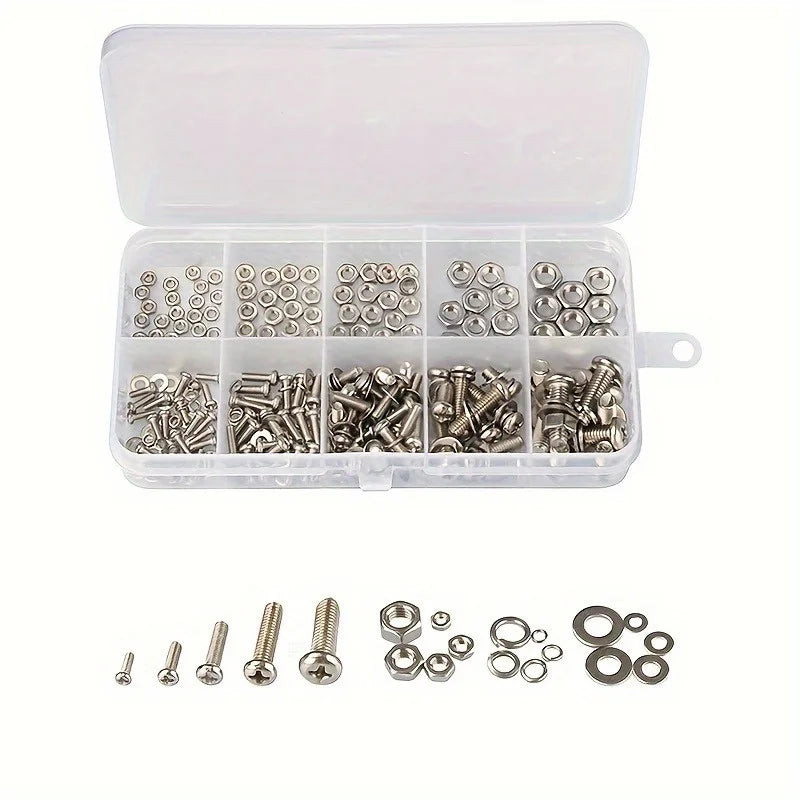 Klare Plastikbox mit einem Set präziser metrischer Sechskantschrauben und -bolzen.