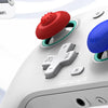 Nahaufnahme einer weißen Gamepad mit roten und blauen Silikon-Thumbgrips.