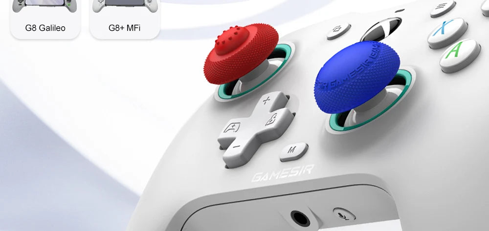 Nahaufnahme einer weißen Gamepad mit roten und blauen Silikon-Thumbgrips.