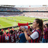 Eine junge Frau in Fußballuniform hält eine rote portable Luftpumpe-Sicherheitshupe bei einem Stadion-Event.
