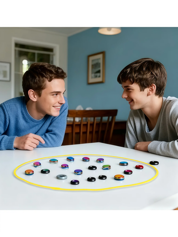 Deux jeunes hommes souriants jouant aux échecs magnétiques sur une table blanche.