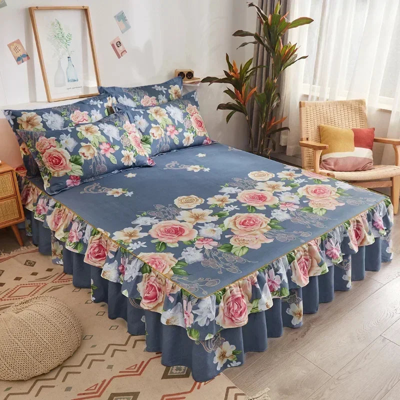 Un lit double avec une jupe à motifs floraux bleus et literie assortie, décoré de plantes en pot.