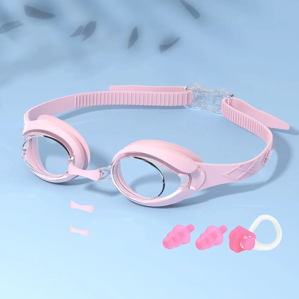 Lunettes de natation roses pour enfants avec sangle en silicone et verres clairs sur fond bleu clair.