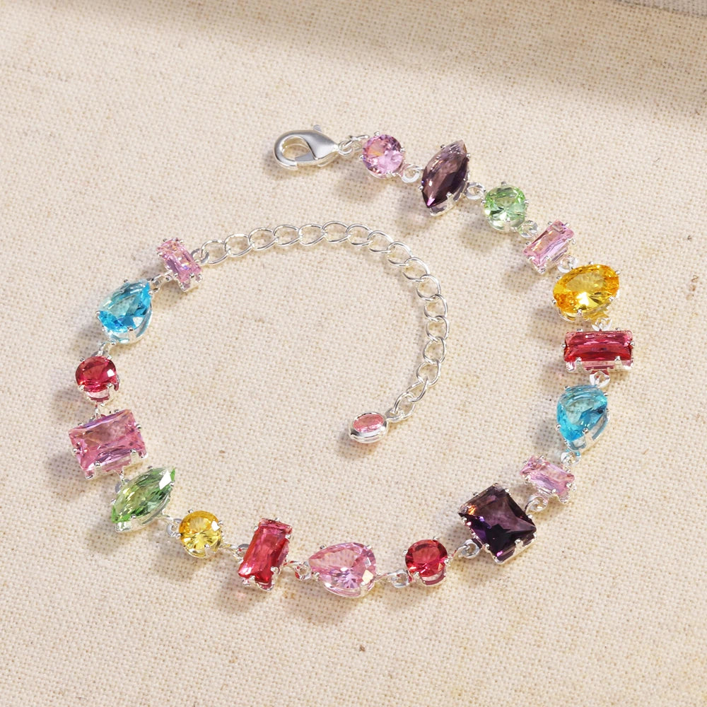 Collier de cristal coloré avec des gemmes roses, violettes, vertes et jaunes, plaquées or.