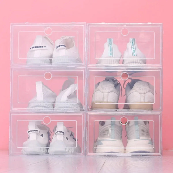 Un ensemble de six boîtes en plastique transparent contenant des baskets et chaussures blanches.