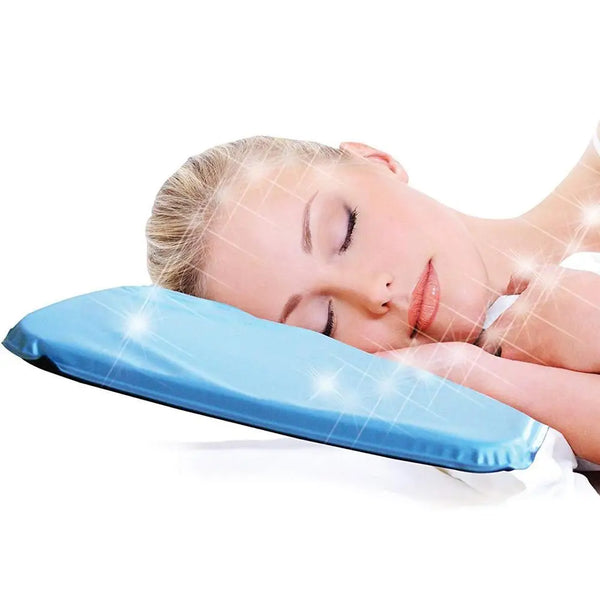 Una persona apoya la cabeza en una almohada inserto de terapia de enfriamiento azul.