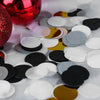 Nahaufnahme von buntem Papierkonfetti, einschließlich rot, silber, gold, schwarz und weiß.