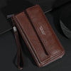 Portefeuille à fermeture éclair en cuir marron pour homme, posé sur une surface sombre.