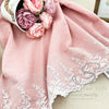 Rosa Baumwoll-Leinen-Apronkleid mit weißer Spitzenborte und Blumenstickerei