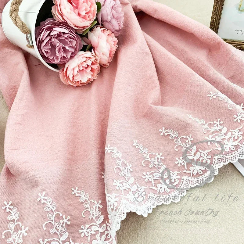 Rosa Baumwoll-Leinen-Apronkleid mit weißer Spitzenborte und Blumenstickerei