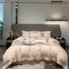 Luxuriöses beige Bambus-Bettwäsche-Set auf einem modernen Bett in neutralen Tönen.