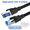 Aufgerüstetes CAT 8 Kabel mit Nylon-Drahtverbindern neben einem lockeren geflochtenen Kabel.