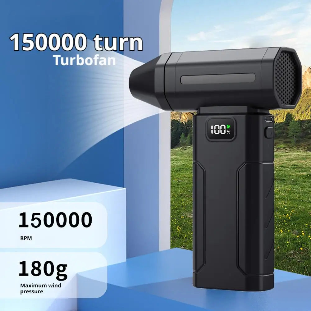 Schwarzer Handheld-Turbo-Lüfter stößt einen starken Luftstrahl gegen einen blauen Hintergrund aus.