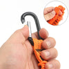 Une main tient une corde de remorquage élastique réglable avec un crochet noir et un cordon orange, montrant la construction 