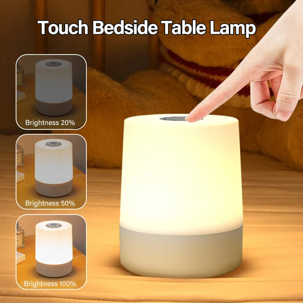 Eine Hand berührt eine moderne, leuchtende Nachttischlampe, die Helligkeitsstufen von 20% bis 100% anzeigt.