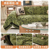 Grüne Chenille-Sofa-Slipcover mit schwarzer Stickerei und passende Überwurfdecke in einem Wohnzimmer.