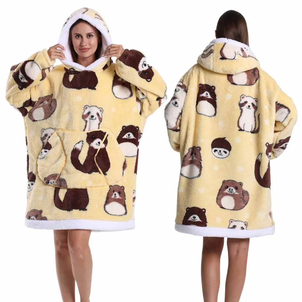 Eine Frau modelliert einen gelben Patchwork-Fleece-Hoodie mit braunen und weißen Bärenmustern.