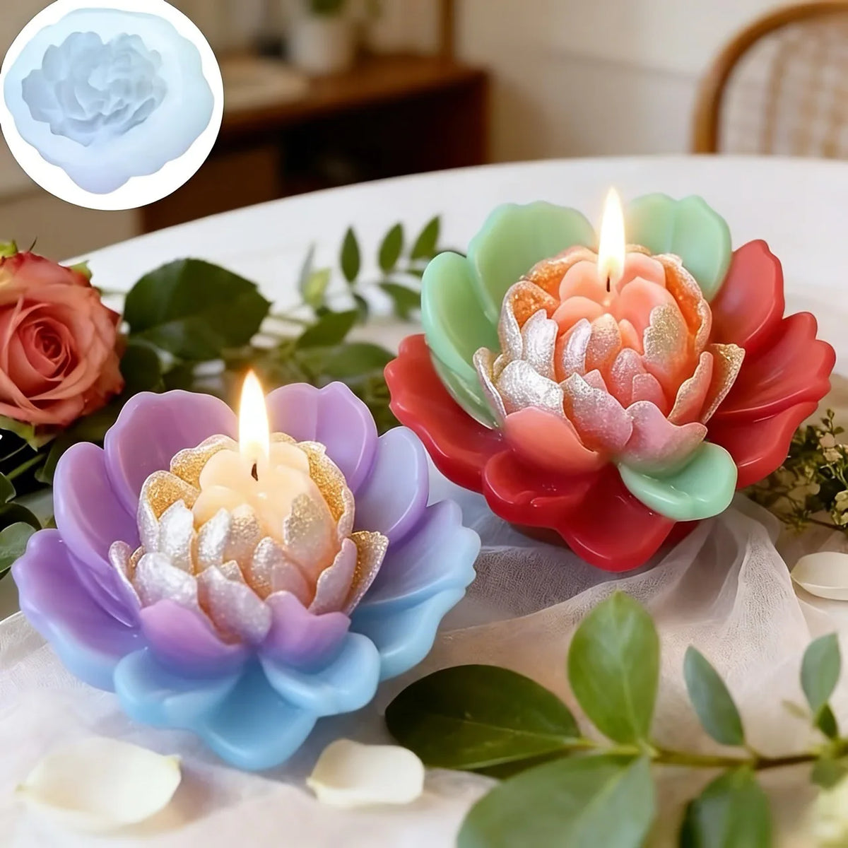 Moule en silicone rose et vert en forme de fleur contenant de la cire de bougie allumée.